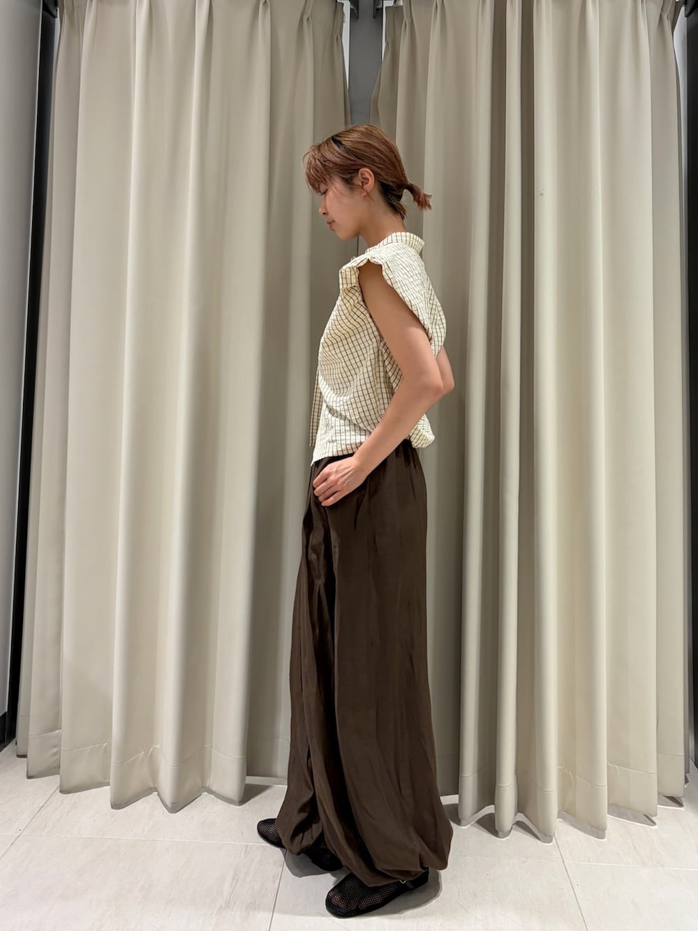 ブラウン系のその他パンツ、イエロー系のシャツ/ブラウス、ブラック系のパンプスを着用したレディースの夏コーディネートの2枚目の写真