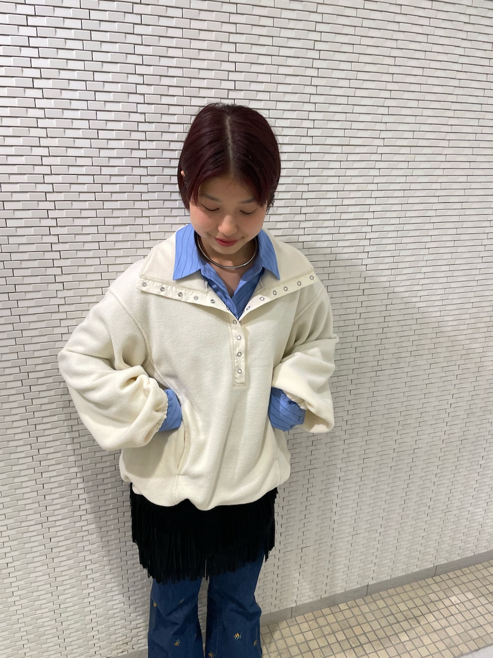 ホワイト系のその他トップス、ブルー系のシャツ/ブラウス、ブルー系のデニムパンツを着用したレディースの冬コーディネートの5枚目の写真