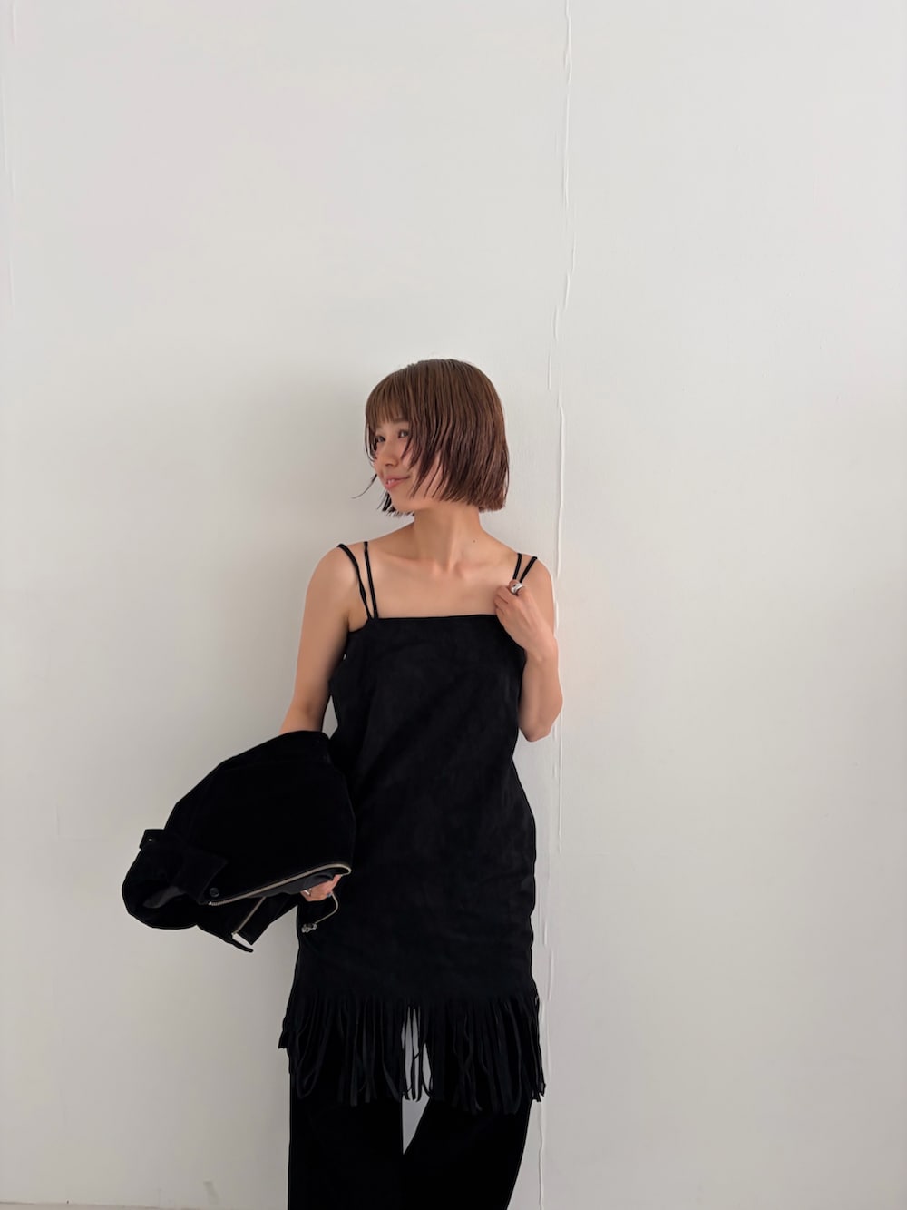 ブラック系のワンピース、ブラック系のローファーを着用したレディースの夏コーディネートの2枚目の写真