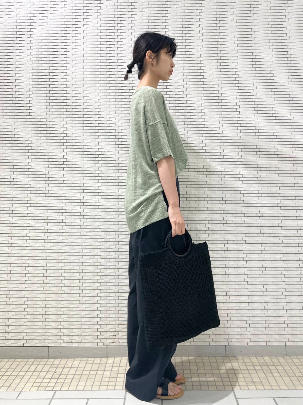 ブルー系のその他パンツ、ブラック系のサンダル、グリーン系のニット/セーターを着用したレディースの夏コーディネートの4枚目の写真