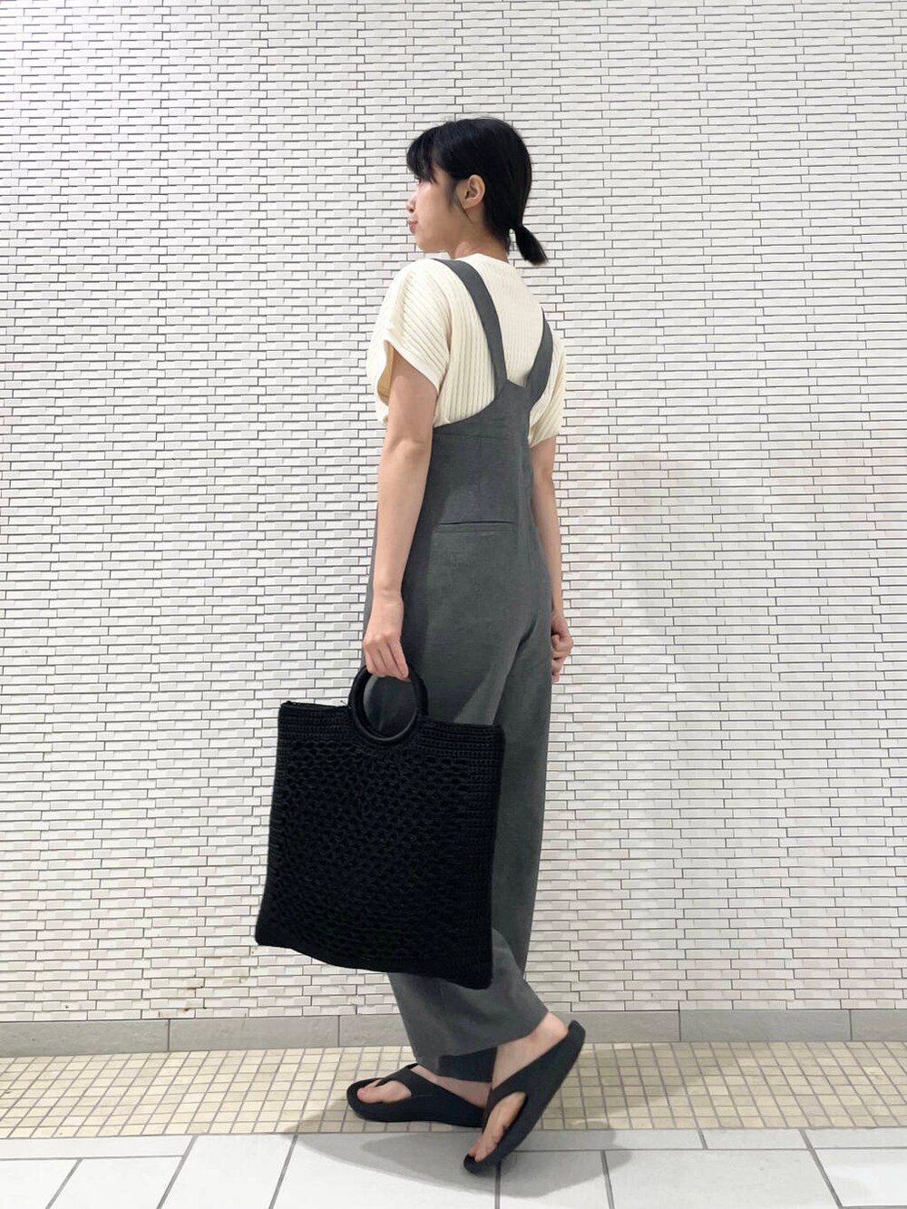 ホワイト系のTシャツ/カットソー、ブラック系のトートバッグ、グレー系のサロペット/オーバーオールを着用したレディースの夏コーディネートの2枚目の写真