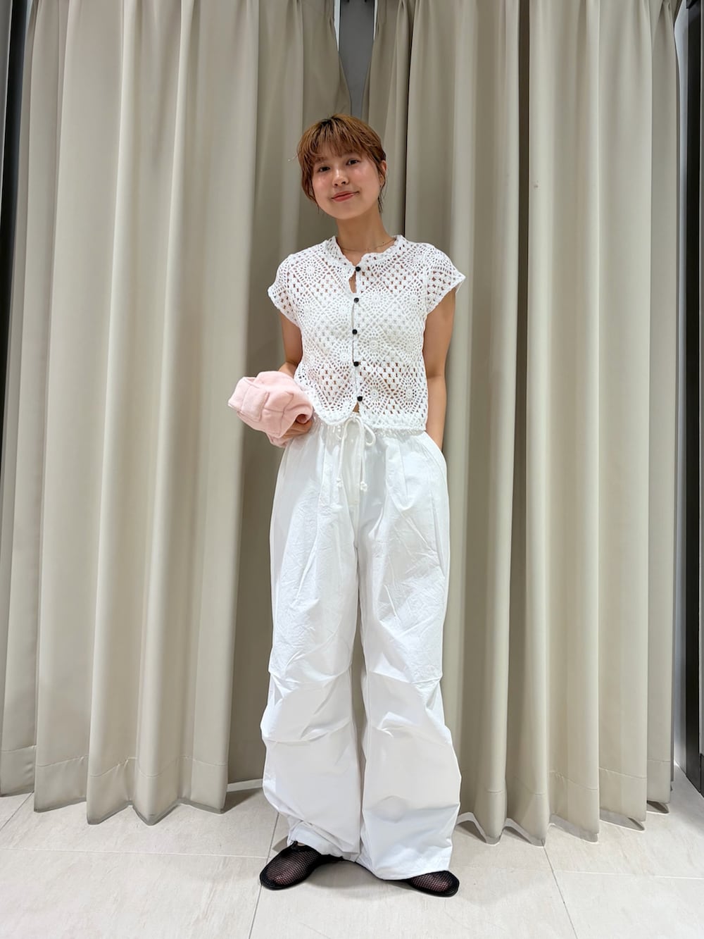 ホワイト系のその他パンツ、ホワイト系のシャツ/ブラウス、ブラック系のパンプスを着用したレディースの夏コーディネートの2枚目の写真