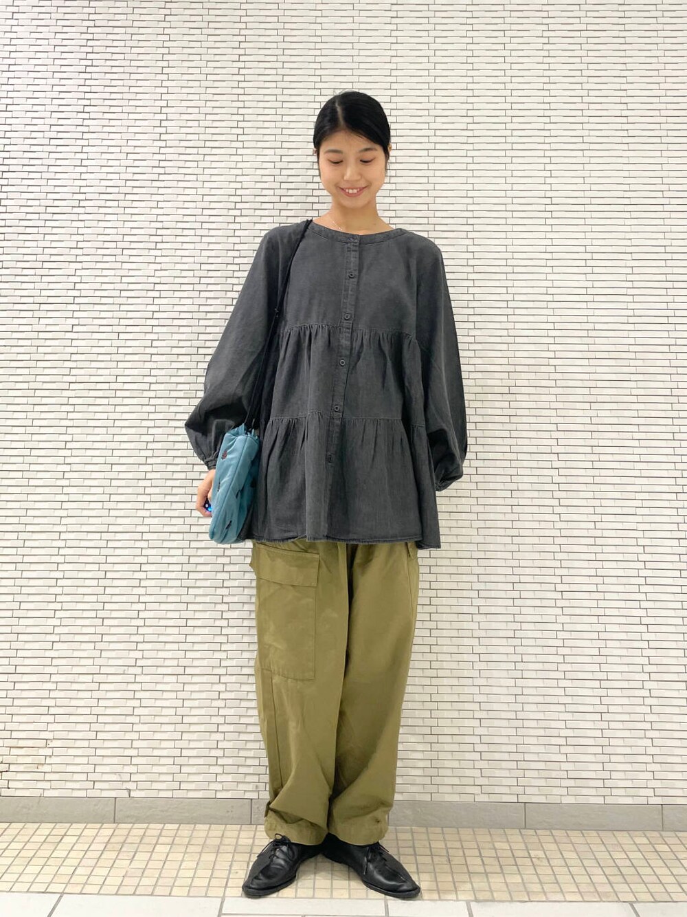 ブラック系のその他シューズ、ブルー系のショルダーバッグ、ブラック系のシャツ/ブラウスを着用したレディースの秋コーディネートの3枚目の写真