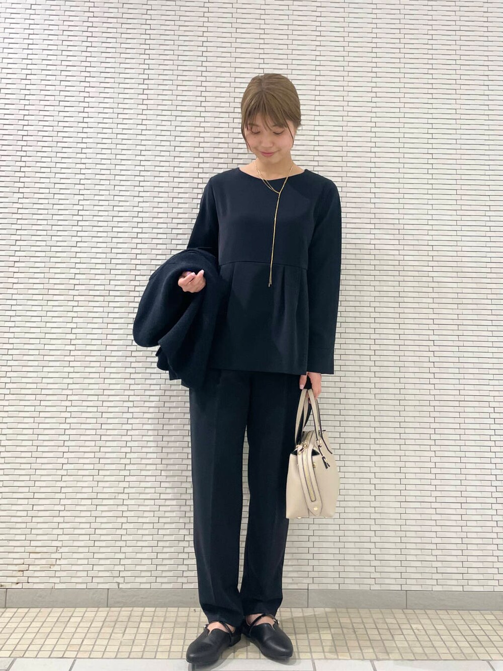 ブルー系のセットアップ、ブルー系のスーツジャケット、ブラック系のパンプスを着用したレディースの冬コーディネートの7枚目の写真