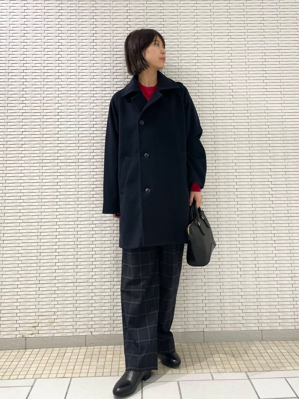 レッド系のニット/セーター、ブラック系のローファー、ブルー系のピーコートを着用したレディースの冬コーディネートの2枚目の写真