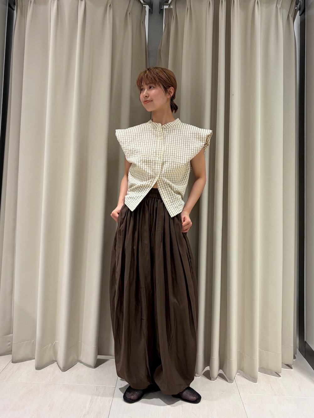 ブラウン系のその他パンツ、イエロー系のシャツ/ブラウス、ブラック系のパンプスを着用したレディースの夏コーディネートの3枚目の写真