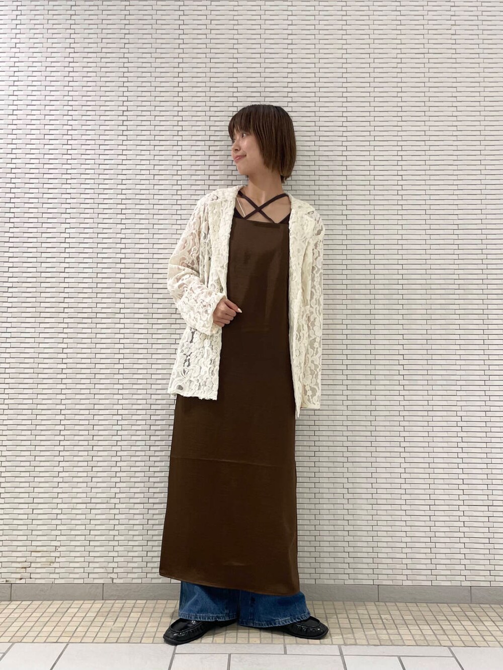 ブラウン系のワンピース、ブルー系のデニムパンツ、ホワイト系のその他アウターを着用したレディースの夏コーディネートの3枚目の写真