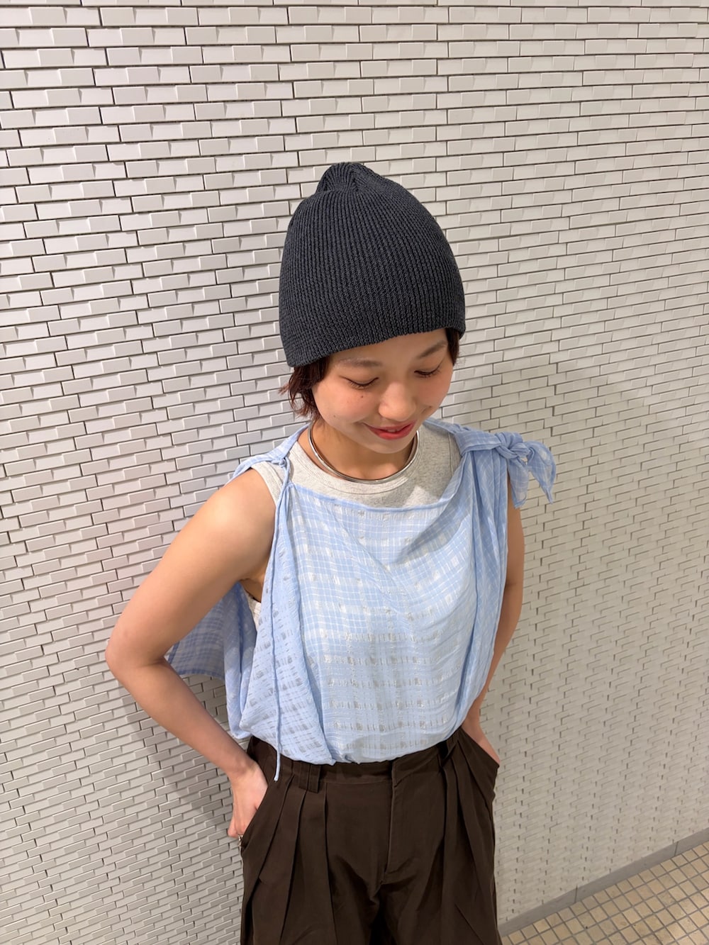 ブラウン系のその他パンツ、ブルー系のその他トップス、ベージュ系のタンクトップを着用したレディースの春コーディネートの5枚目の写真