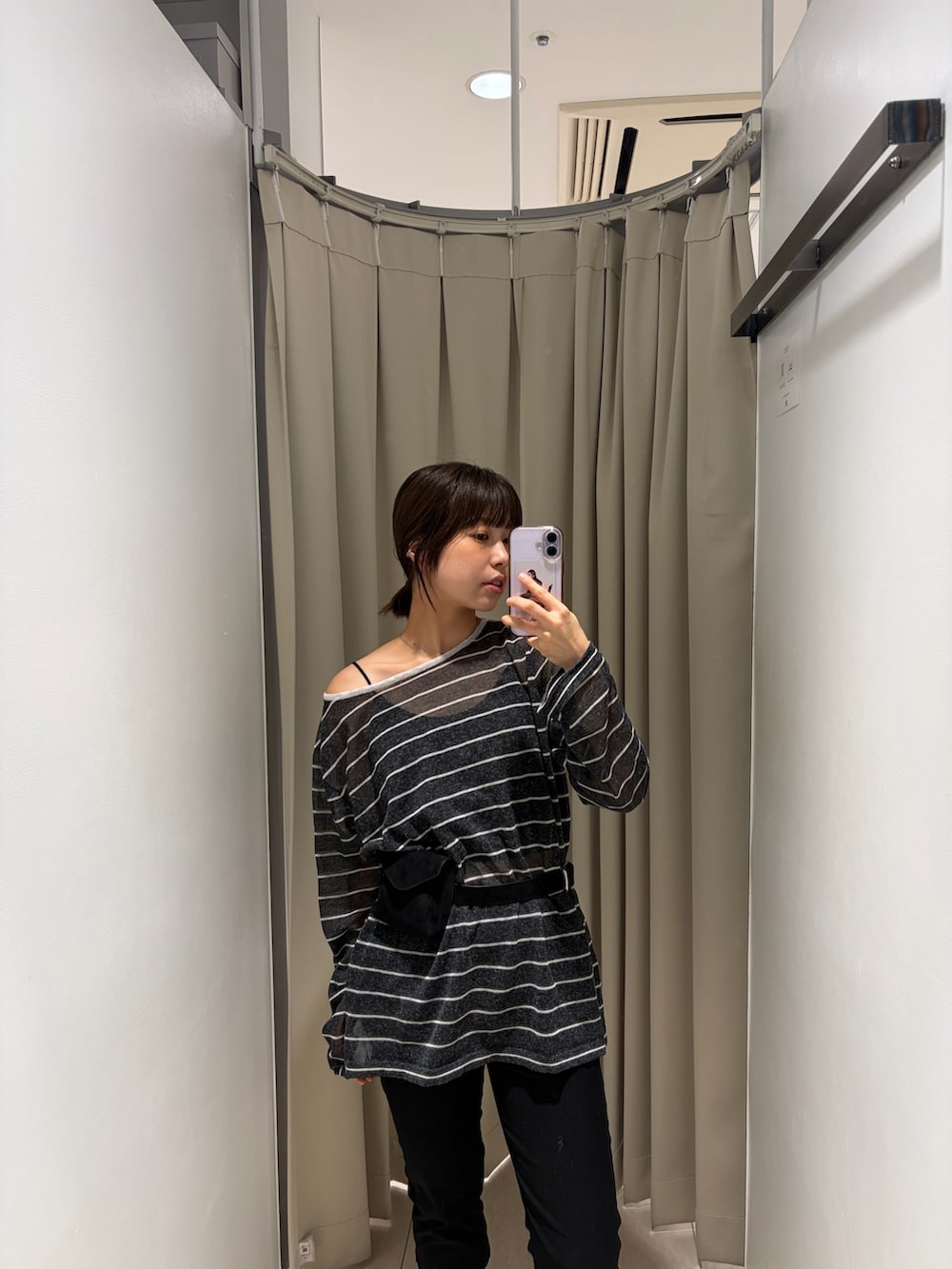 グレー系のニット/セーター、ブラック系のその他パンツ、ブラック系のボディバッグ/ウエストポーチを着用したレディースの秋コーディネートの2枚目の写真