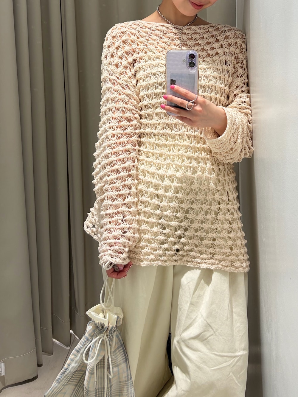 ホワイト系のニット/セーター、ホワイト系のその他パンツ、ブラウン系のローファーを着用したレディースの春コーディネートの3枚目の写真