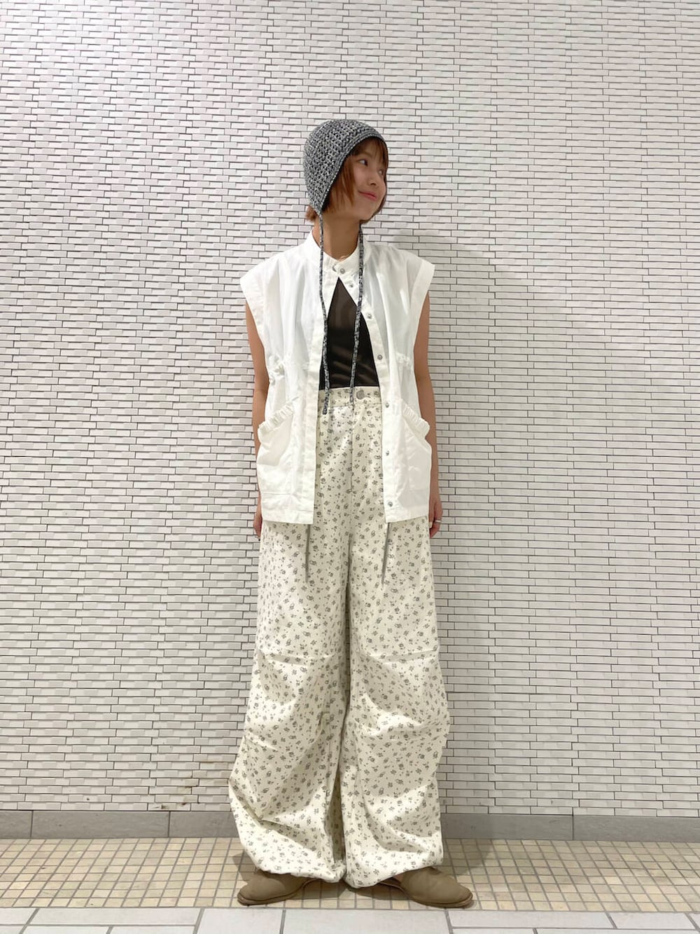 ブラウン系のタンクトップ、ホワイト系のその他パンツ、ベージュ系のその他シューズを着用したレディースの夏コーディネートの5枚目の写真