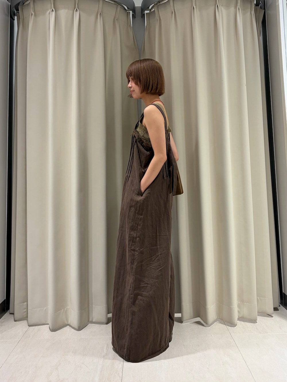 ブラウン系のその他パンツ、ブラウン系のタンクトップ、イエロー系のショルダーバッグを着用したレディースの夏コーディネートの2枚目の写真