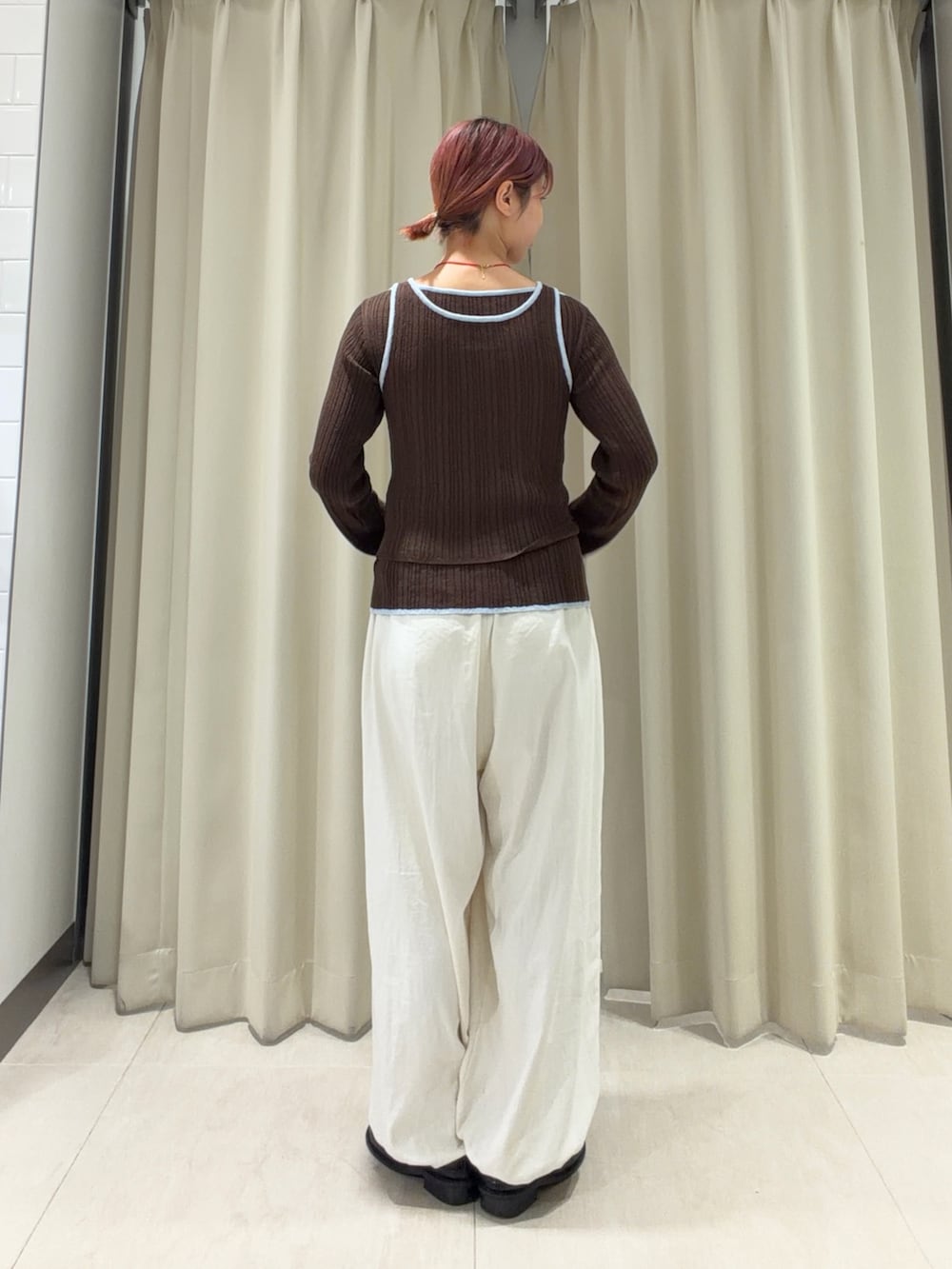 ブラウン系のニット/セーター、ホワイト系のその他パンツ、ブラック系のその他シューズを着用したレディースの春コーディネートの3枚目の写真