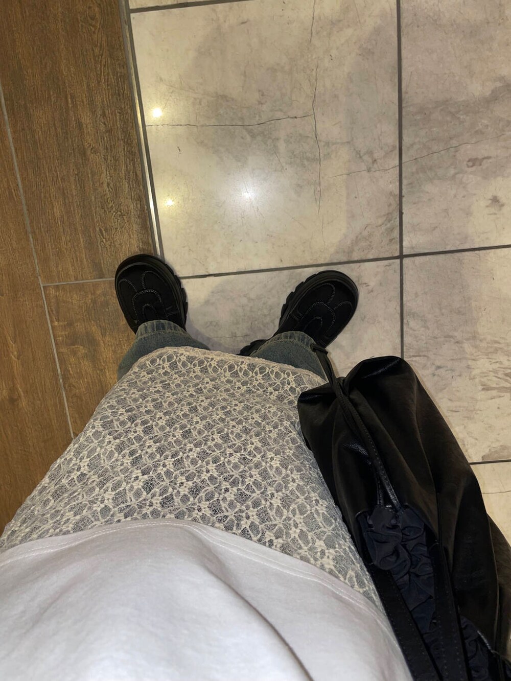 ブルー系のデニムパンツ、ホワイト系のTシャツ/カットソー、ブラック系のスニーカーを着用したレディースの夏コーディネートの5枚目の写真