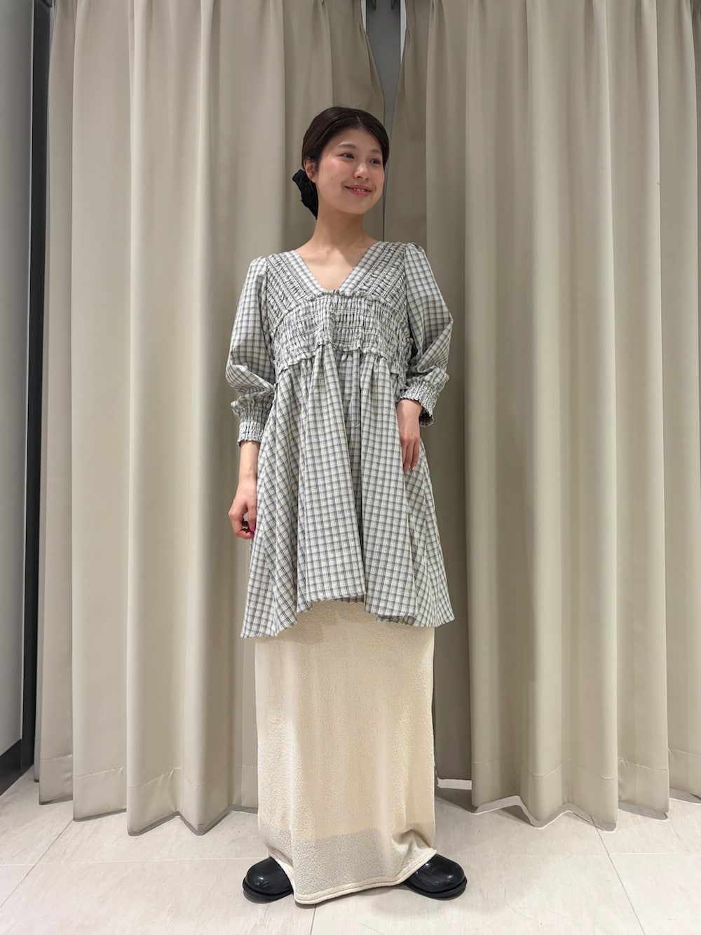 ベージュ系のワンピース、ホワイト系のスカート、ブラック系のその他シューズを着用したレディースの春コーディネートの2枚目の写真