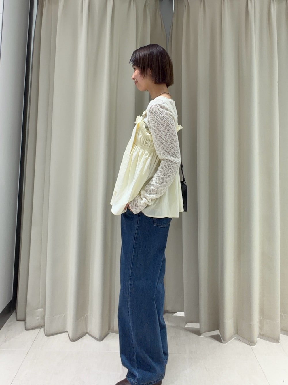 ホワイト系のその他トップス、ブルー系のデニムパンツ、ブラウン系のその他シューズを着用したレディースの春コーディネートの3枚目の写真