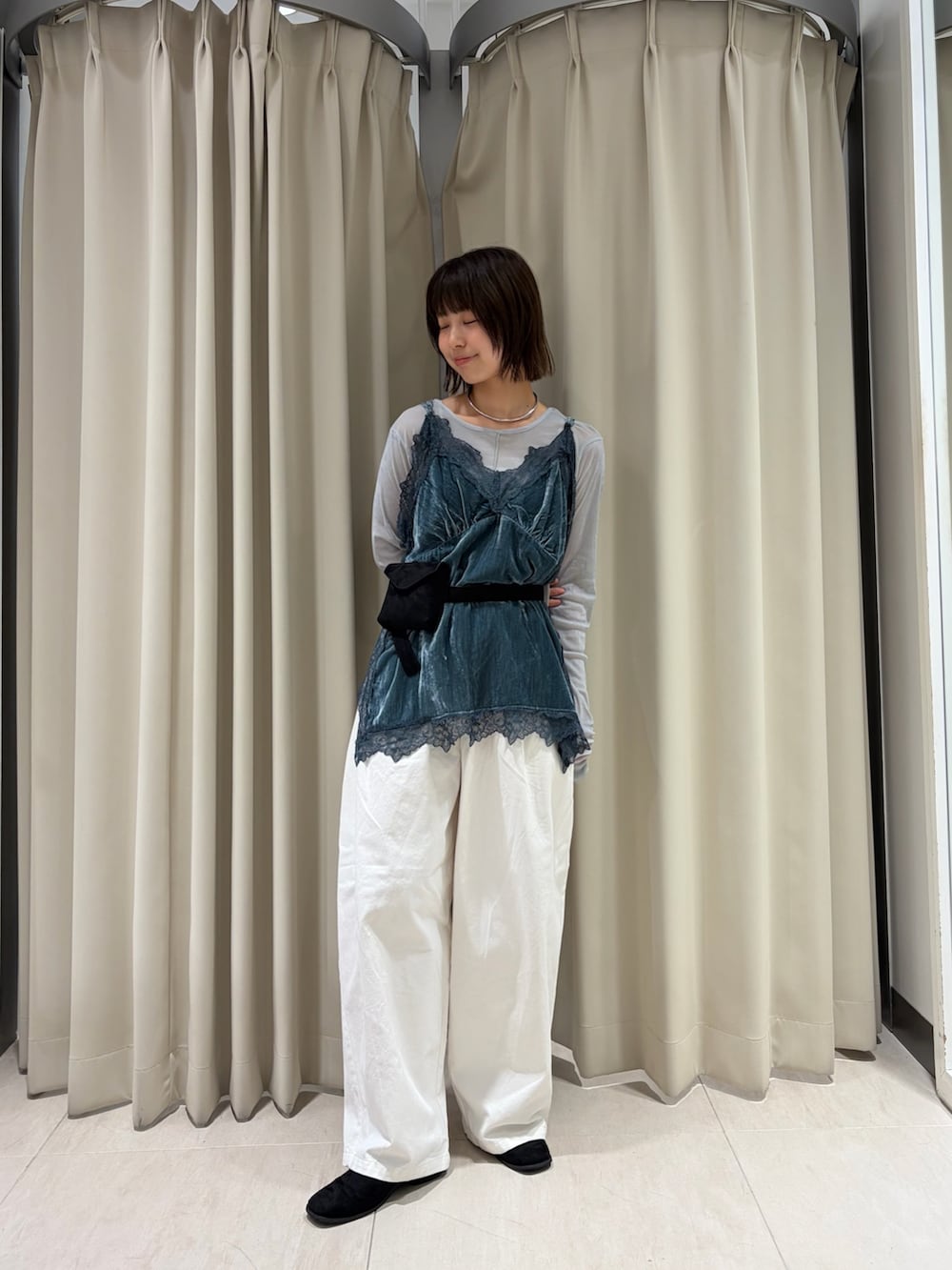 ブルー系のTシャツ/カットソー、ブルー系のキャミソール、ホワイト系のその他パンツを着用したレディースの秋コーディネートの2枚目の写真
