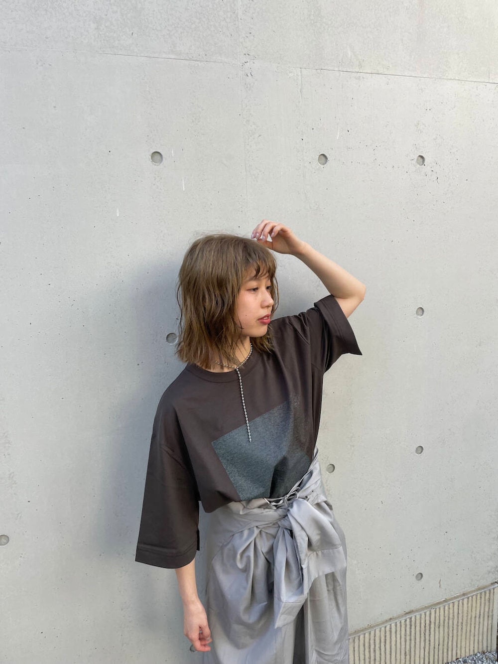 グレー系のサロペット/オーバーオール、グレー系のTシャツ/カットソーを着用したレディースの春コーディネートの3枚目の写真