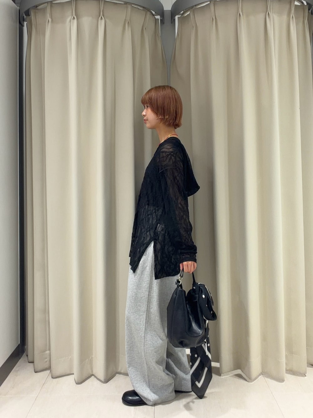 ブラック系のTシャツ/カットソー、グレー系のその他パンツを着用したレディースの夏コーディネートの2枚目の写真