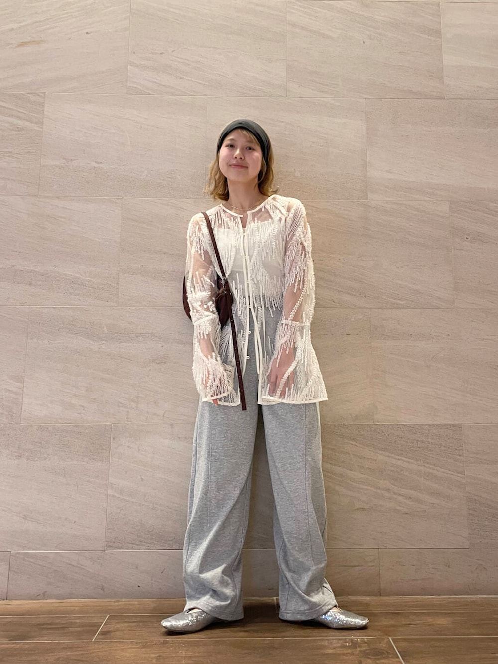 シルバー系のパンプス、グレー系のその他パンツ、ホワイト系のシャツ/ブラウスを着用したレディースの春コーディネートの2枚目の写真