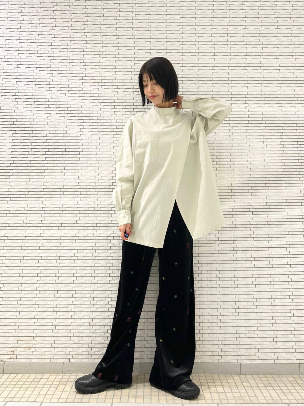 ブラック系のブーツ、グリーン系のシャツ/ブラウス、ブラック系のその他パンツを着用したレディースの秋コーディネートの4枚目の写真