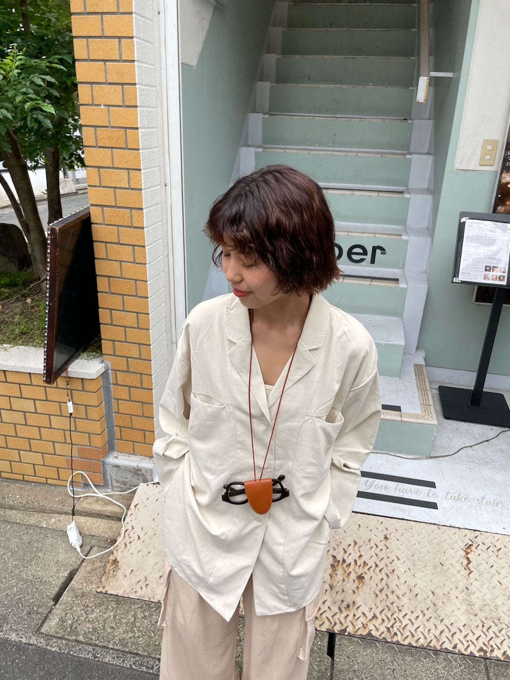 ホワイト系のシャツ/ブラウス、ベージュ系のその他シューズ、ベージュ系のその他パンツを着用したレディースの秋コーディネートの4枚目の写真