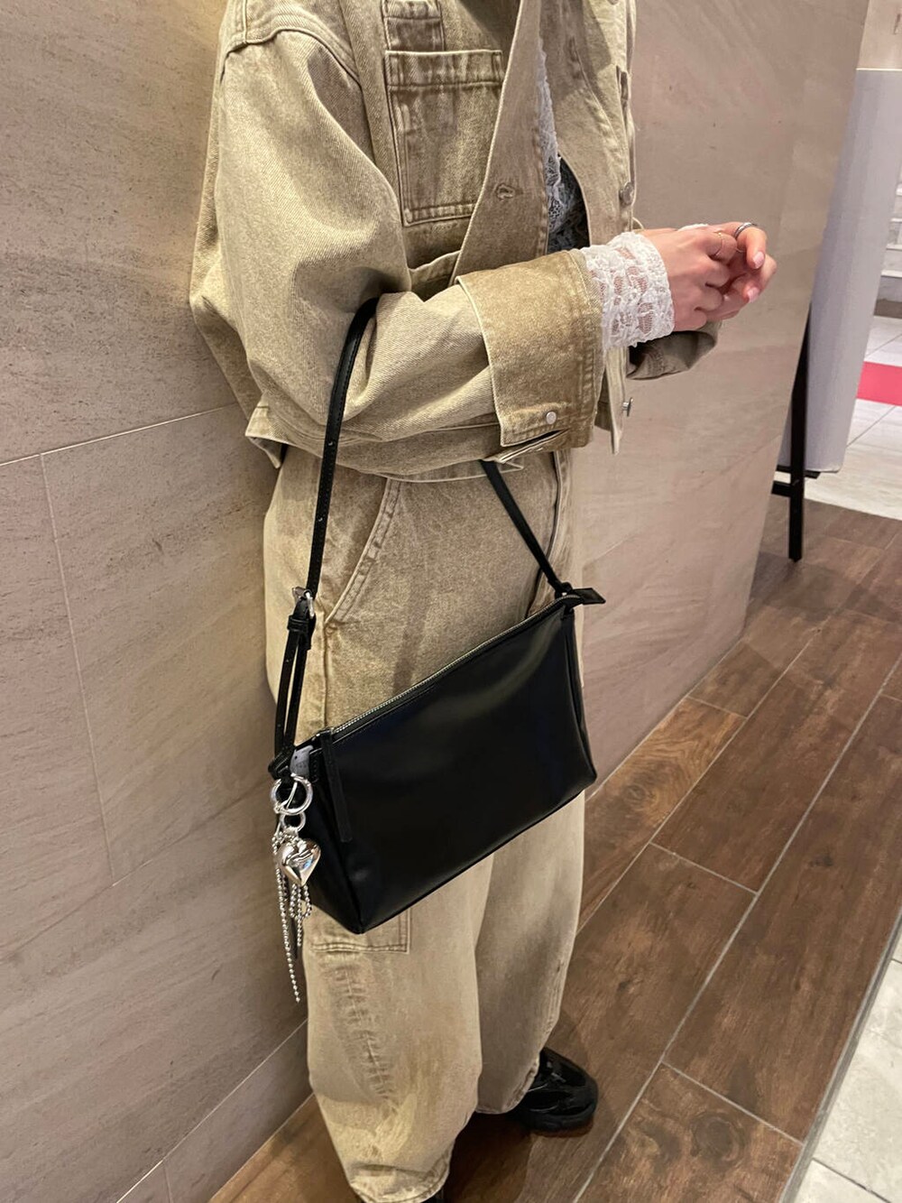 ホワイト系のTシャツ/カットソー、ベージュ系のデニムパンツ、ベージュ系のデニムジャケットを着用したレディースの春コーディネートの6枚目の写真