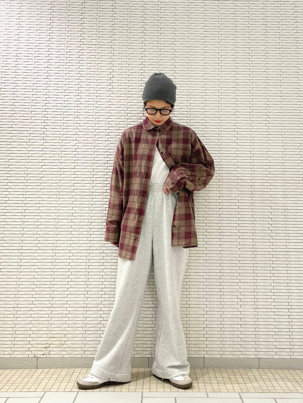 ブラウン系のシャツ/ブラウス、ホワイト系のTシャツ/カットソー、グレー系のその他パンツを着用したレディースの秋コーディネートの5枚目の写真