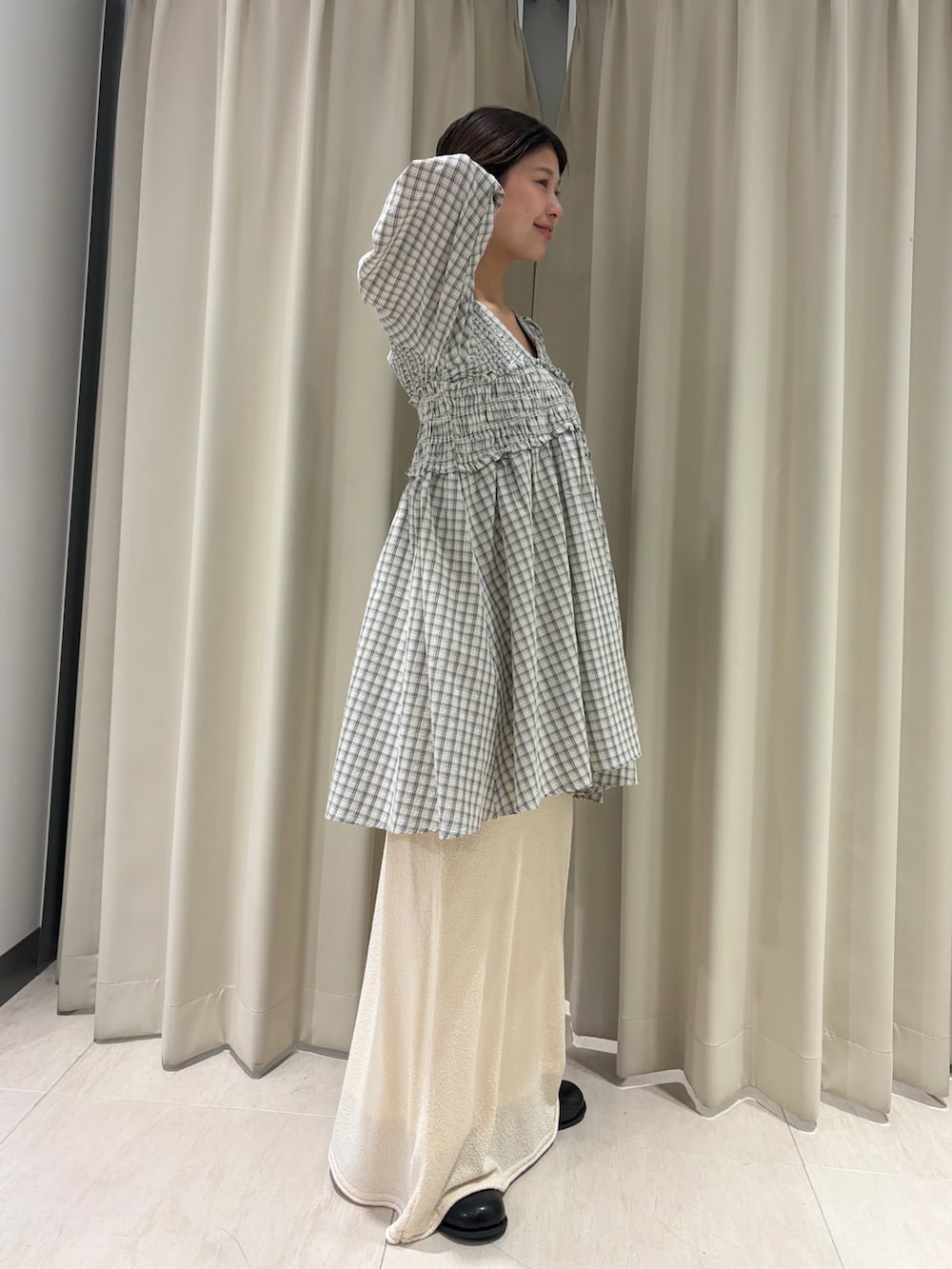 ベージュ系のワンピース、ホワイト系のスカート、ブラック系のその他シューズを着用したレディースの春コーディネートの3枚目の写真