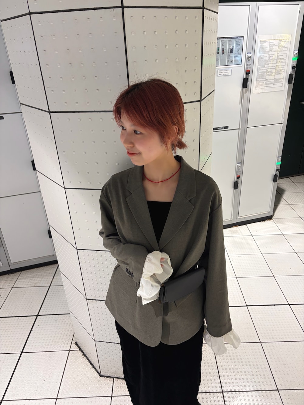 ブラック系のワンピース、グレー系のその他アウター、ブラック系のボディバッグ/ウエストポーチを着用したレディースの冬コーディネートの3枚目の写真