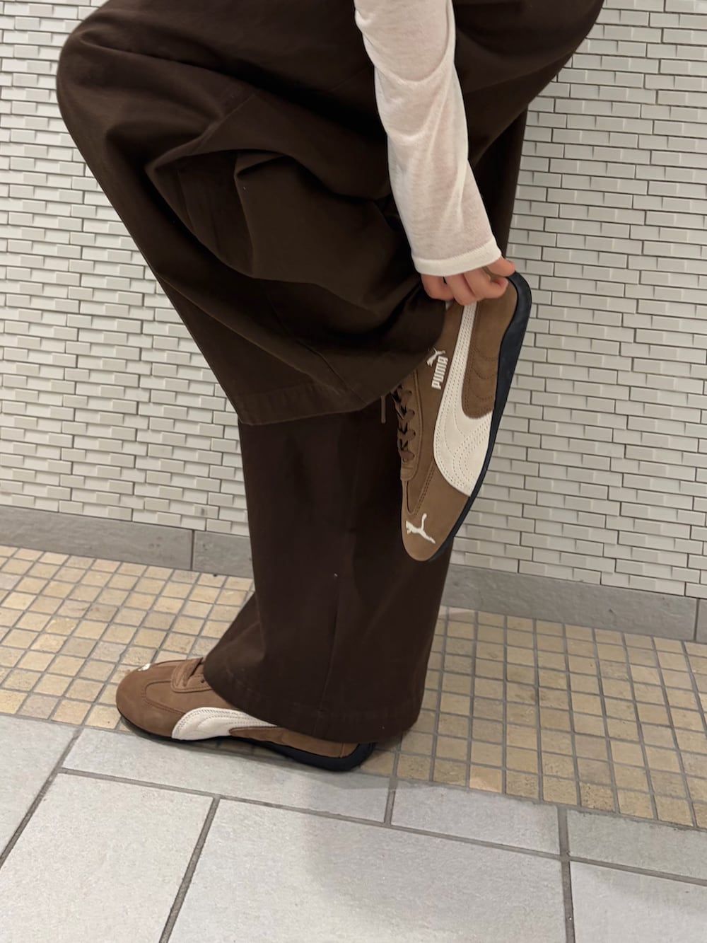 ホワイト系のTシャツ/カットソー、ブラウン系のその他パンツ、ブラウン系のスニーカーを着用したレディースの春コーディネートの4枚目の写真