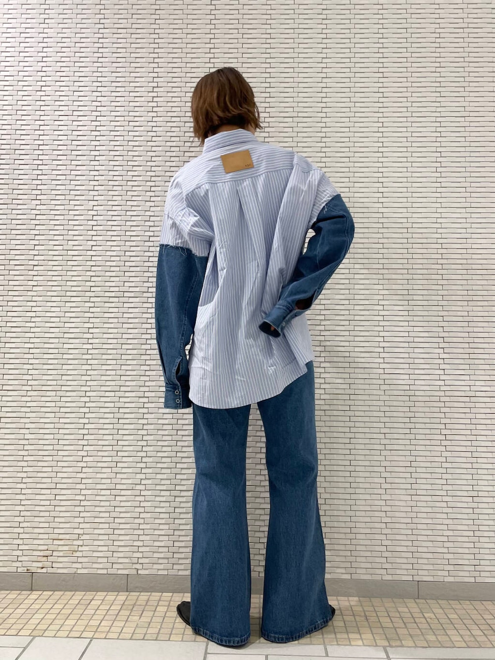 ブルー系のデニムパンツ、ブルー系のシャツ/ブラウス、ブラウン系のメガネを着用したレディースの夏コーディネートの3枚目の写真