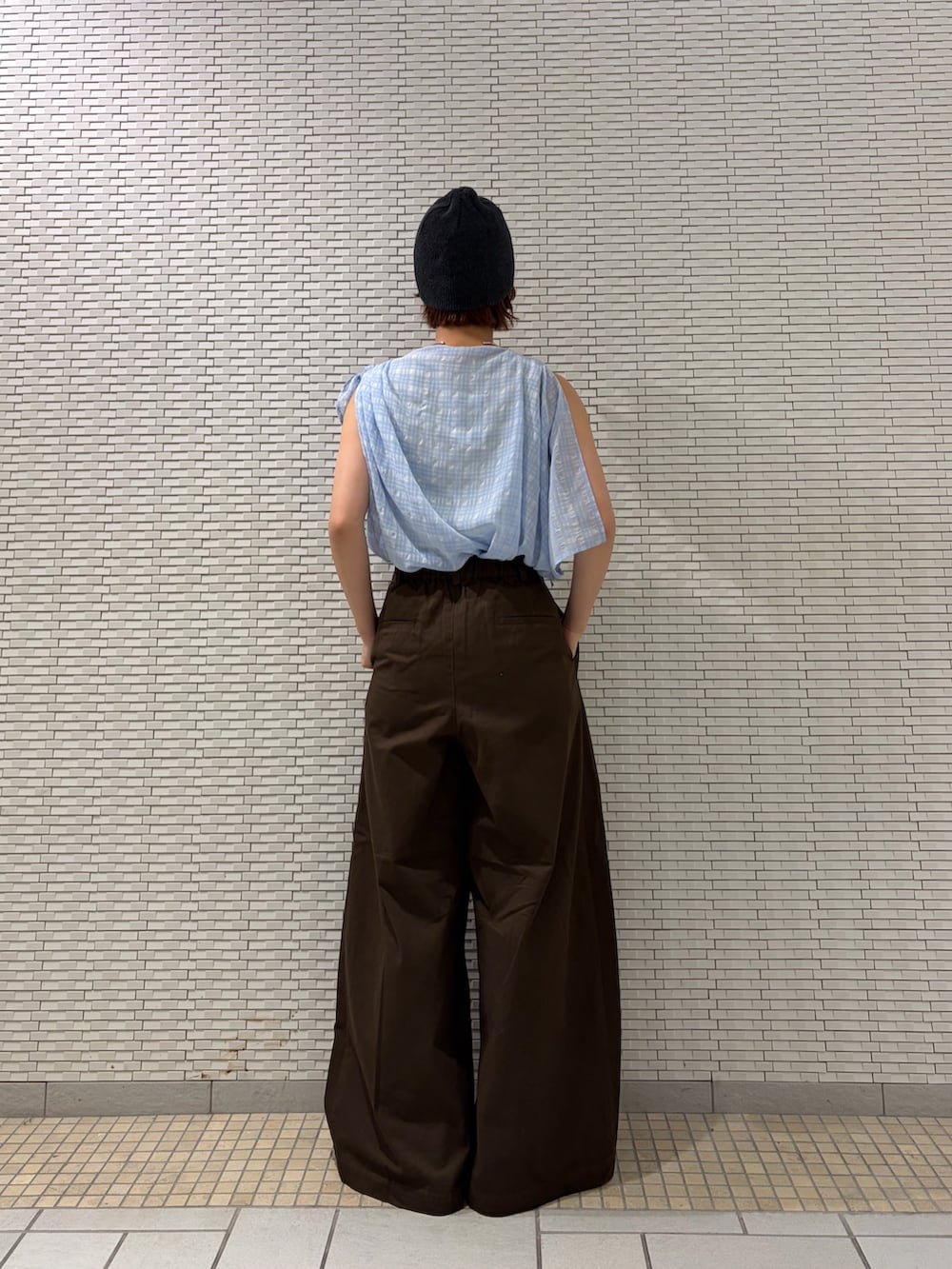 ブラウン系のその他パンツ、ブルー系のその他トップス、ベージュ系のタンクトップを着用したレディースの春コーディネートの3枚目の写真