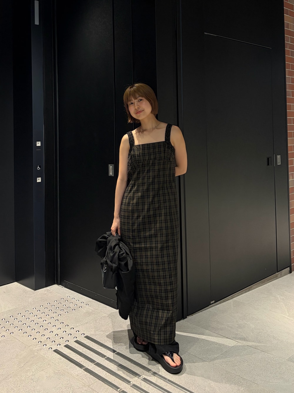 ブラック系のワンピース、ブラック系のハンドバッグ、ブラック系のその他アウターを着用したレディースの夏コーディネートの2枚目の写真