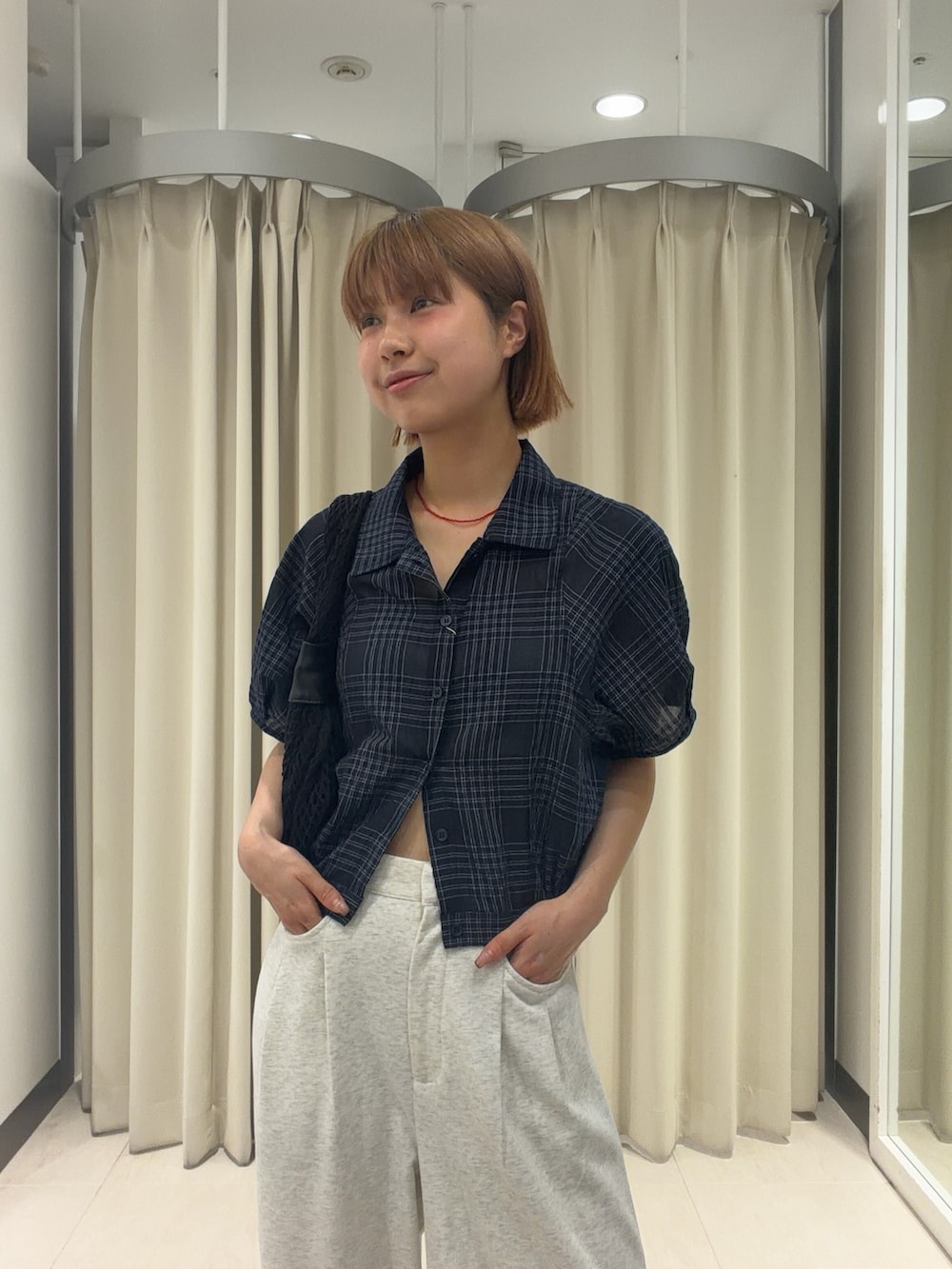ブルー系のシャツ/ブラウス、ベージュ系のその他パンツ、ブラック系のショルダーバッグを着用したレディースの夏コーディネートの2枚目の写真