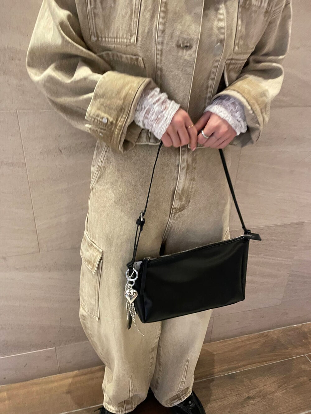 ホワイト系のTシャツ/カットソー、ベージュ系のデニムパンツ、ベージュ系のデニムジャケットを着用したレディースの春コーディネートの5枚目の写真