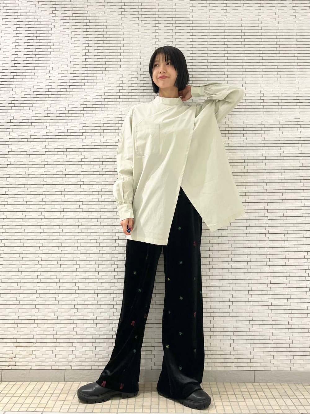 ブラック系のブーツ、グリーン系のシャツ/ブラウス、ブラック系のその他パンツを着用したレディースの秋コーディネートの3枚目の写真