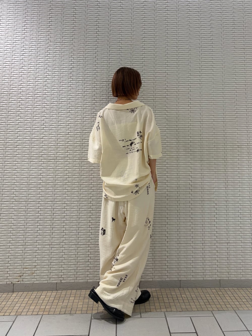 ホワイト系のシャツ/ブラウス、ホワイト系のその他パンツ、その他のメガネを着用したレディースの春コーディネートの3枚目の写真