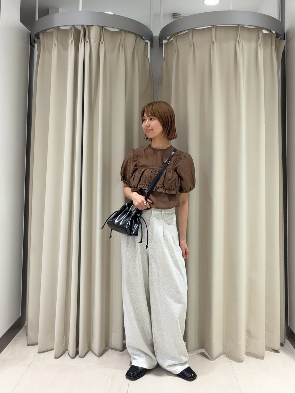 ブラウン系のシャツ/ブラウス、ベージュ系のその他パンツ、ブラック系のローファーを着用したレディースの夏コーディネートの2枚目の写真