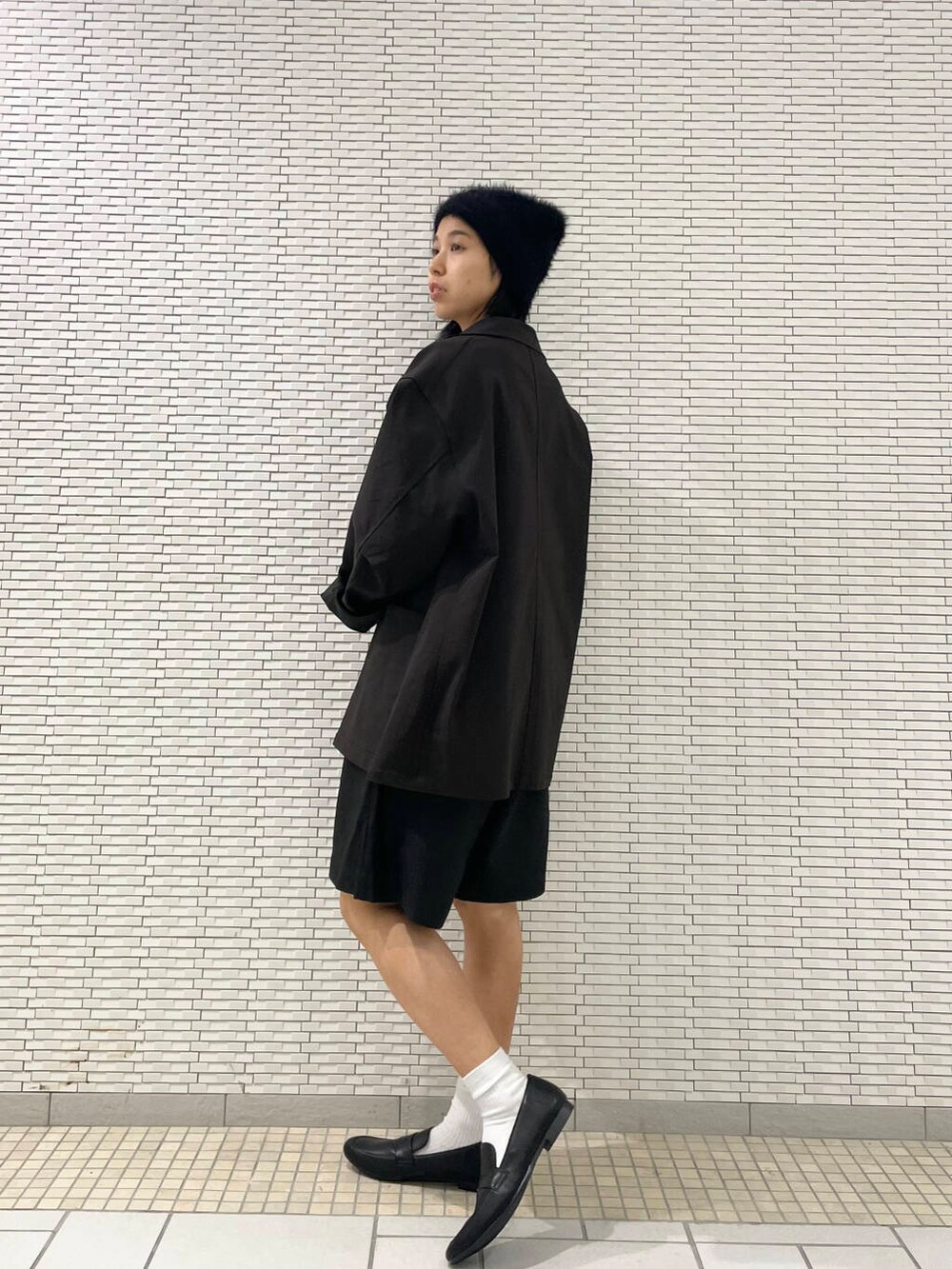 ブラック系のその他パンツ、ブラウン系のその他アウター、ブラック系のローファーを着用したレディースの秋コーディネートの4枚目の写真
