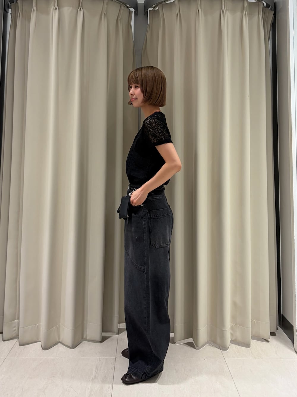 ブラック系のデニムパンツ、ブラック系のTシャツ/カットソー、ブラウン系のその他シューズを着用したレディースの夏コーディネートの2枚目の写真