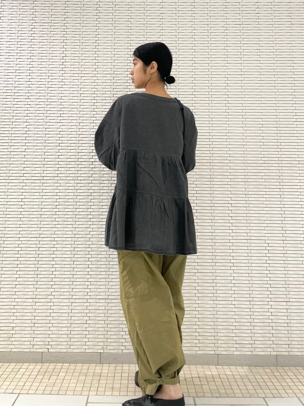 ブラック系のその他シューズ、ブルー系のショルダーバッグ、ブラック系のシャツ/ブラウスを着用したレディースの秋コーディネートの4枚目の写真