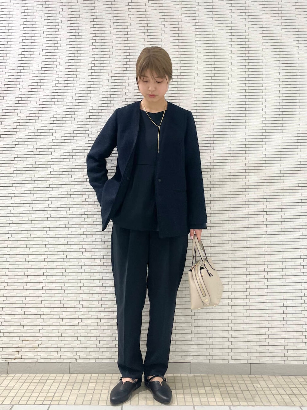 ブルー系のセットアップ、ブルー系のスーツジャケット、ブラック系のパンプスを着用したレディースの冬コーディネートの4枚目の写真