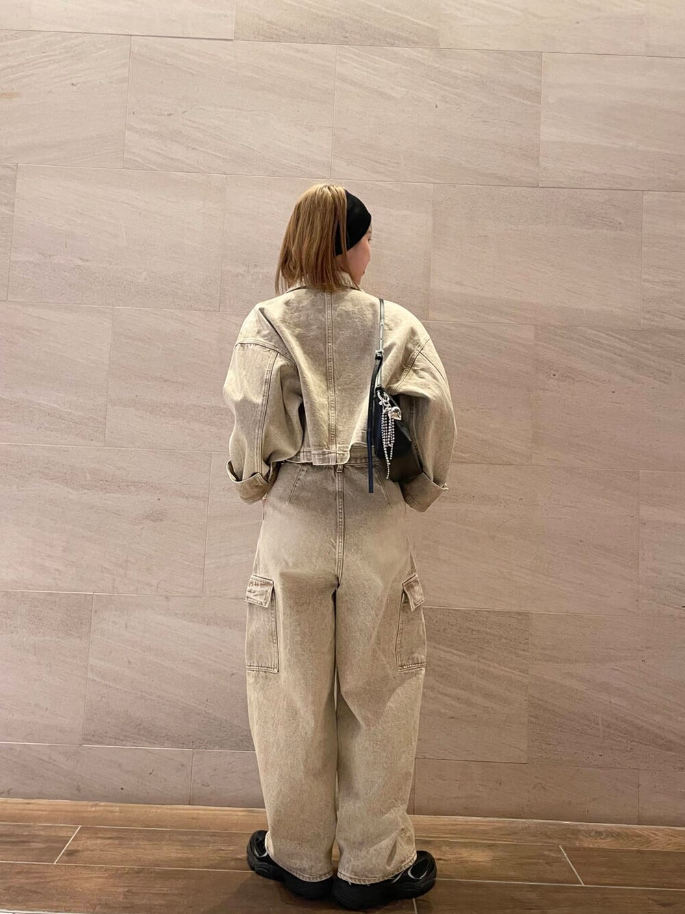 ホワイト系のTシャツ/カットソー、ベージュ系のデニムパンツ、ベージュ系のデニムジャケットを着用したレディースの春コーディネートの2枚目の写真