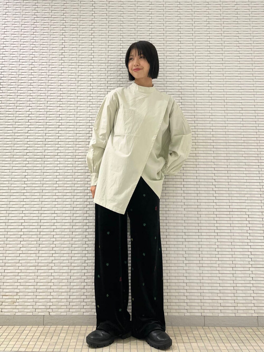 ブラック系のブーツ、グリーン系のシャツ/ブラウス、ブラック系のその他パンツを着用したレディースの秋コーディネートの2枚目の写真