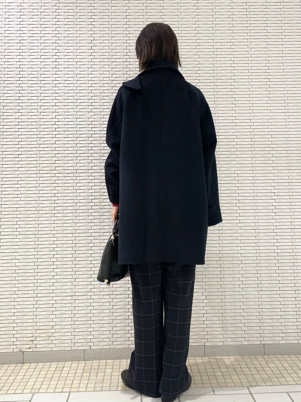 レッド系のニット/セーター、ブラック系のローファー、ブルー系のピーコートを着用したレディースの冬コーディネートの5枚目の写真