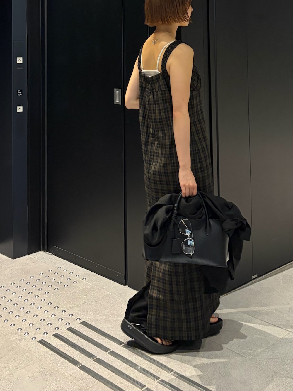 ブラック系のワンピース、ブラック系のハンドバッグ、ブラック系のその他アウターを着用したレディースの夏コーディネートの3枚目の写真