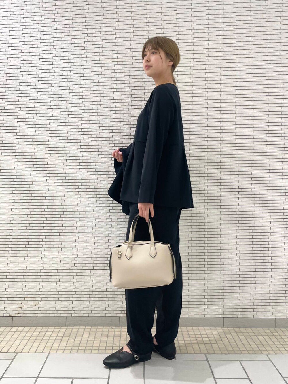 ブルー系のセットアップ、ブルー系のスーツジャケット、ブラック系のパンプスを着用したレディースの冬コーディネートの8枚目の写真