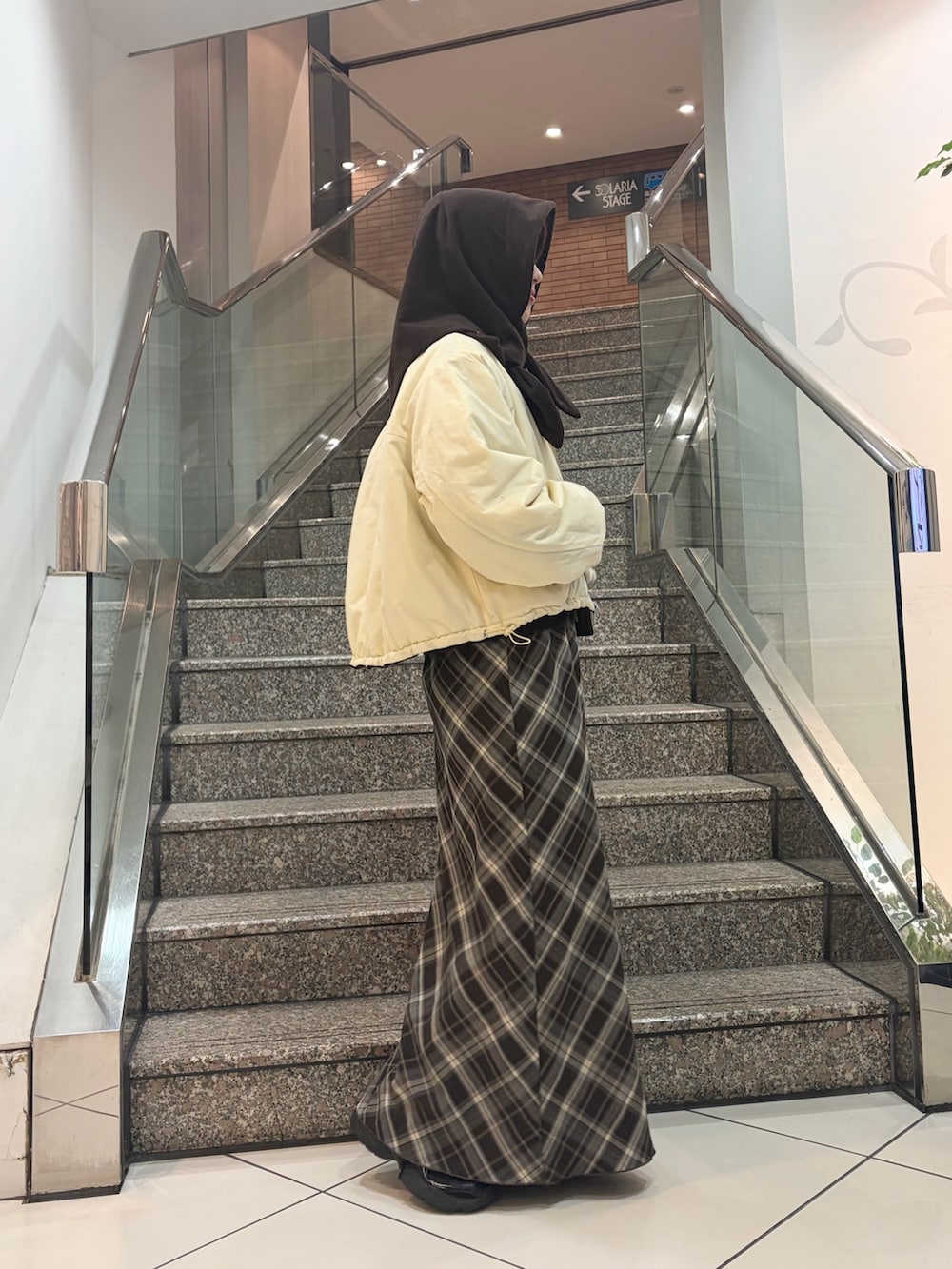 ブラウン系のその他アウター、ブラウン系のスカート、ブラウン系のニット/セーターを着用したレディースの冬コーディネートの3枚目の写真