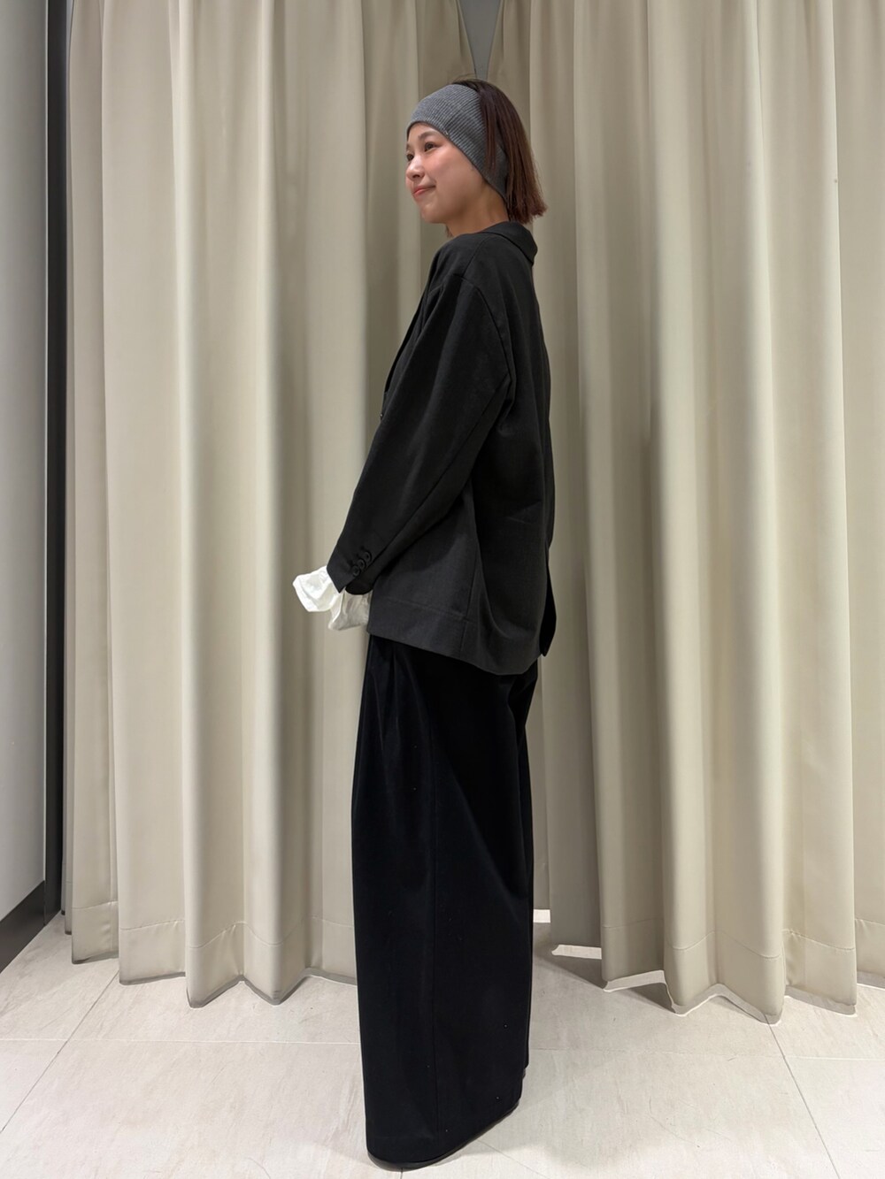 グレー系のその他アウター、ブラック系のその他パンツ、ベージュ系のキャミソールを着用したレディースの春コーディネートの2枚目の写真